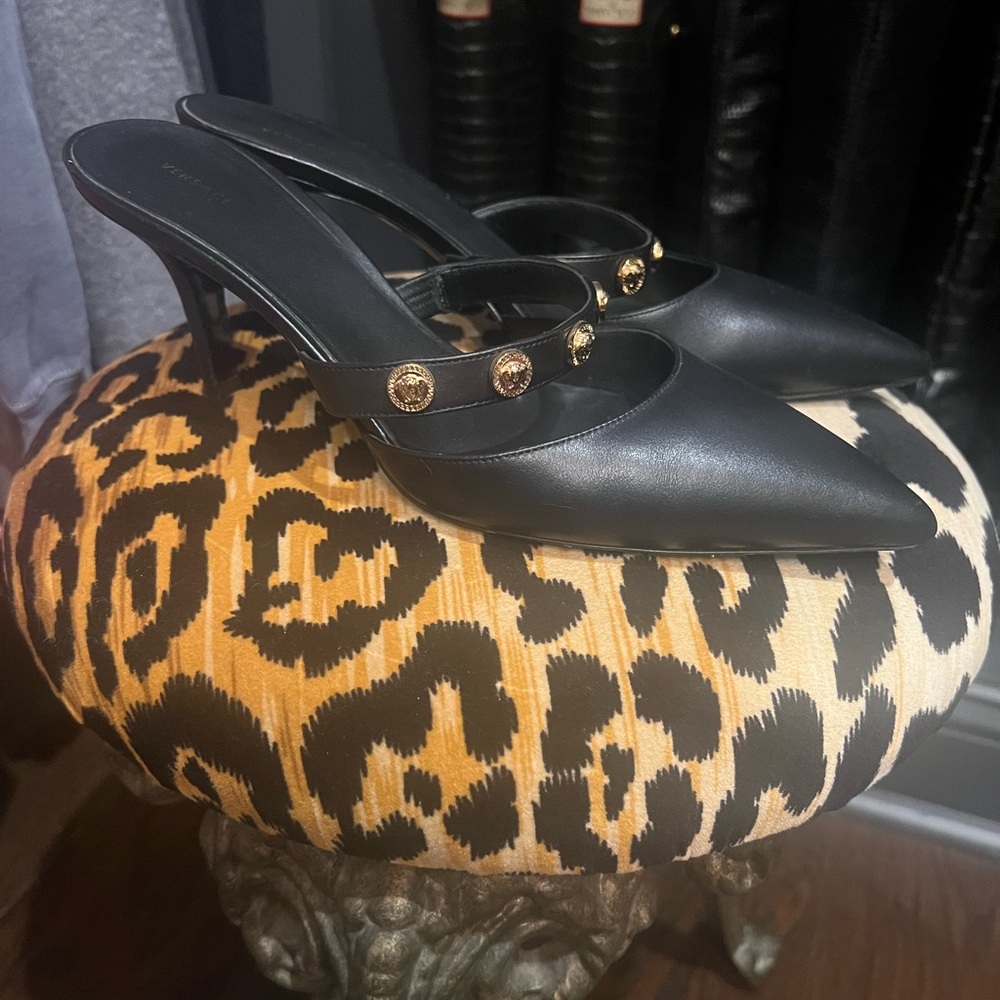 Women’s Versace sling back Napa 9 pump gold logo heel kitten Medusa Nero-Oro